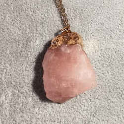 Quartz rose - pendentif brut avec chaine doré - 4e chakra